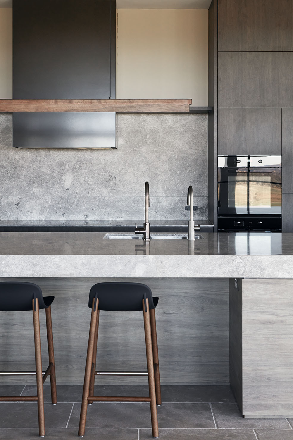 Mandemar bathroom with natural materials by Hare + Klein Southern Highlands