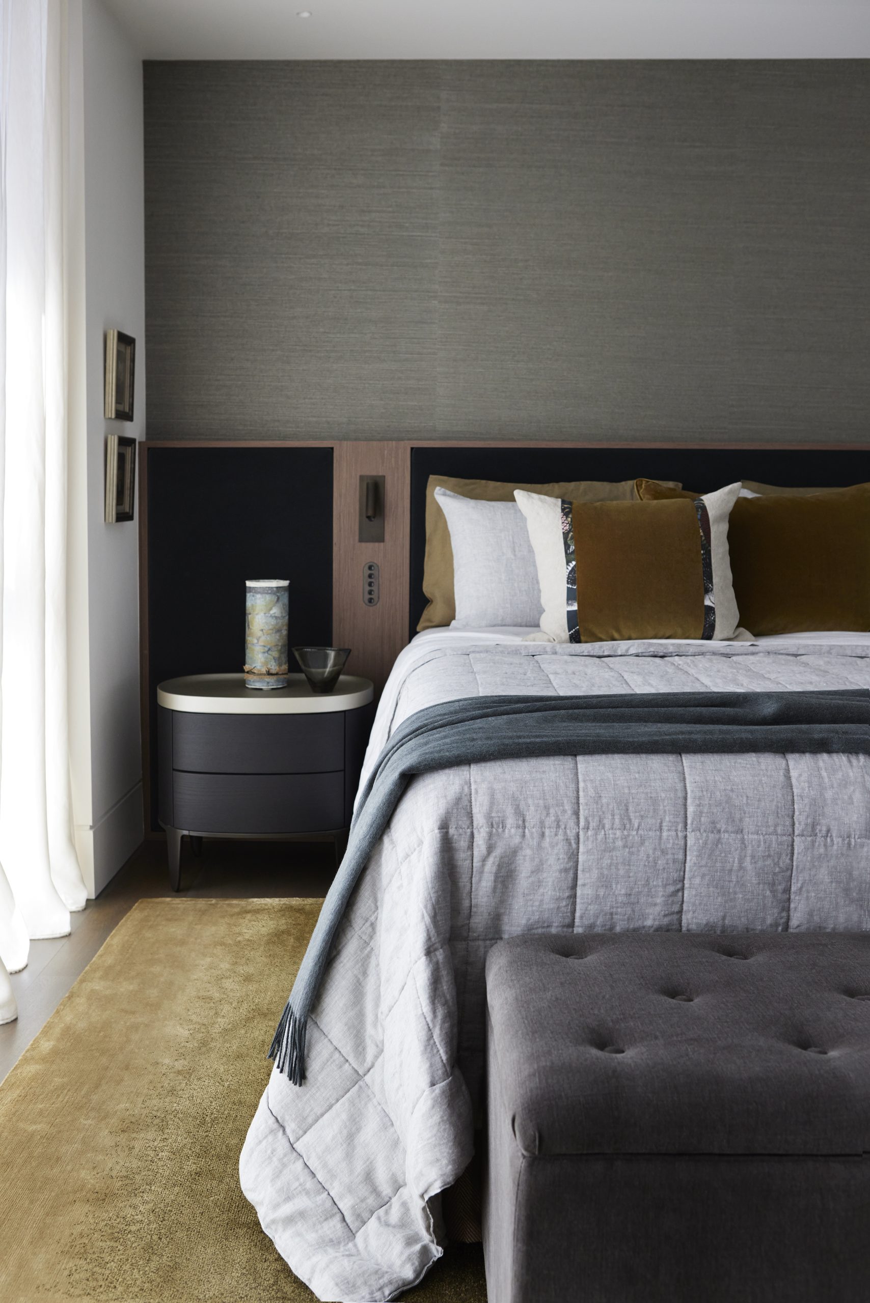 Skyline Penthouse entry with curved wall detailing and pendant lighting by Hare + Klein